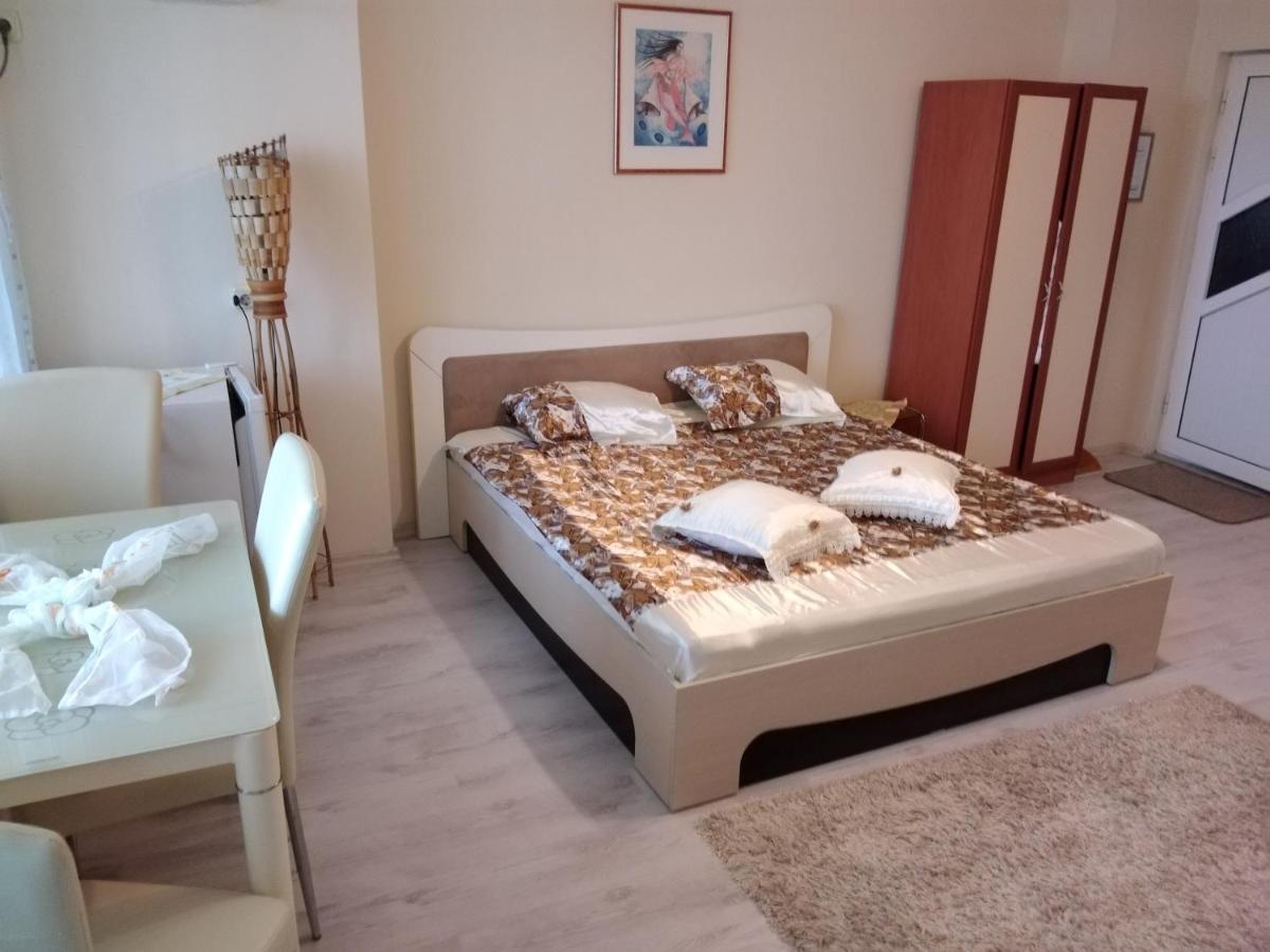 Къща За Гости Синьо Лято Pomorie Esterno foto
