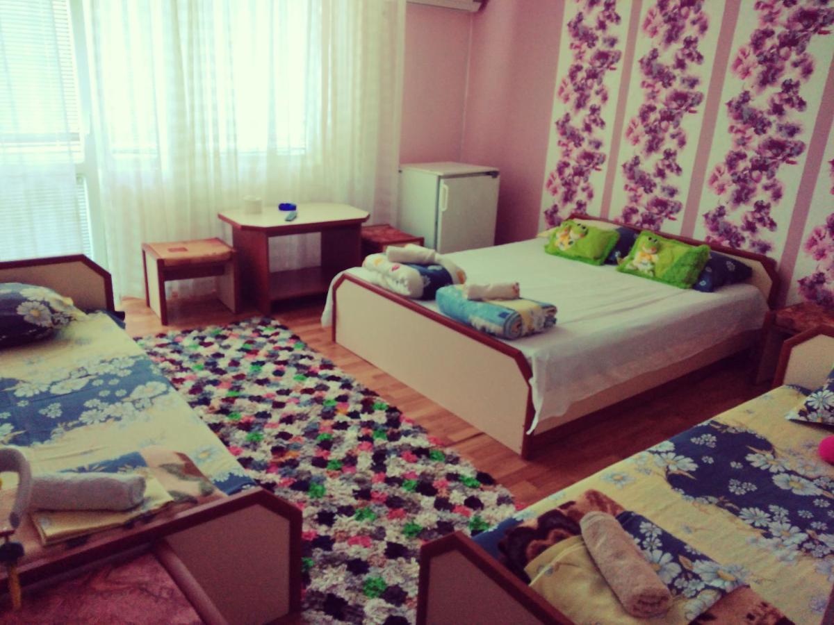 Къща За Гости Синьо Лято Pomorie Esterno foto