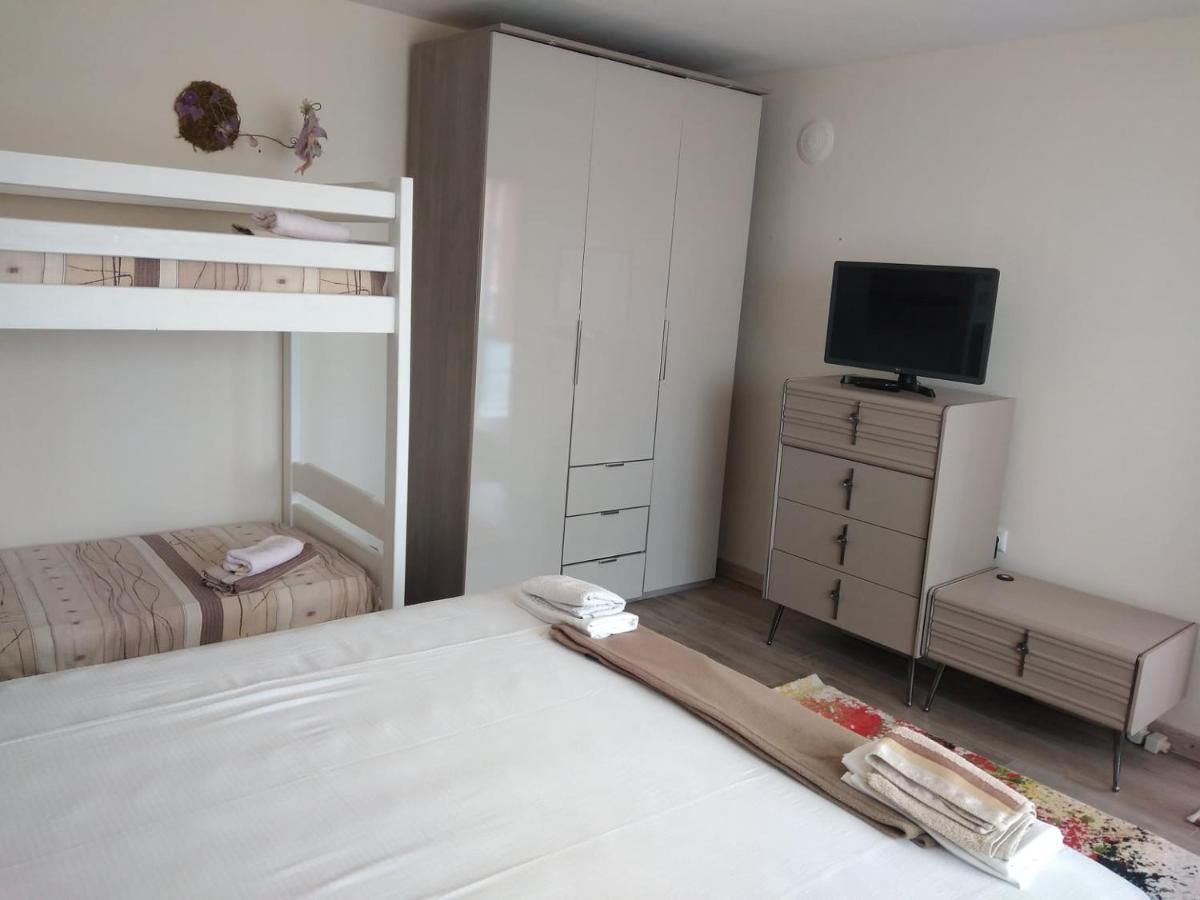 Къща За Гости Синьо Лято Pomorie Esterno foto